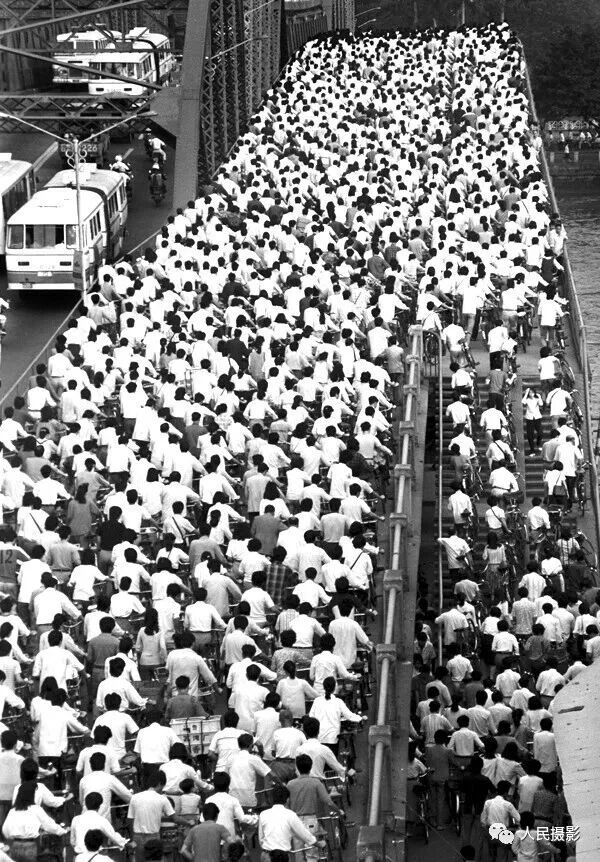 1988年10月26日早晨,海珠桥上自行车如潮.jpg