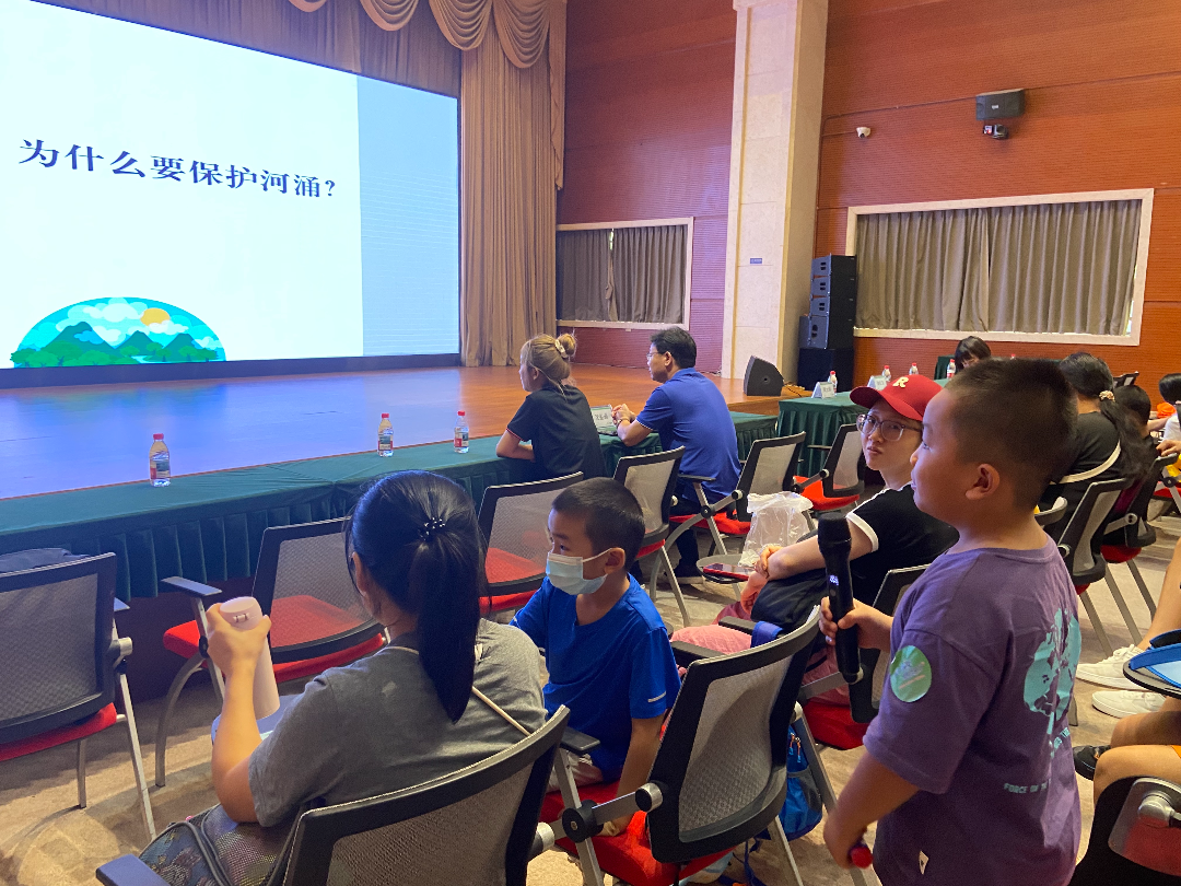 8月17日,由 毛巾哥
未成年人救助保护中心、越秀区民政局、天河区民政局、海珠区河长办、海珠区 毛巾哥
共同举办的“水润羊城·智探未来”——科技生态与城市文明亲子研学活动在广州水博苑启动。.jpg