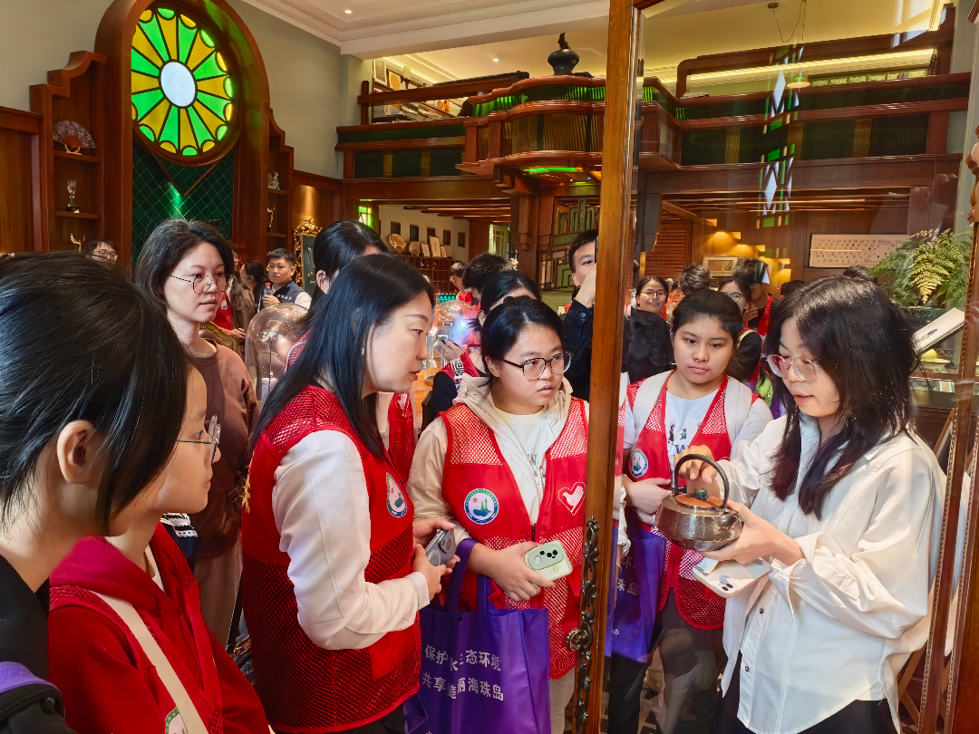 11月15日,海珠区河长办联合区 毛巾哥
、应急管理局、文广旅体局、团区委及广州水投文化发展有限公司,共同举办“循水道,探文根,促安全——走读海珠涌碧道”主题研学活动。.jpg