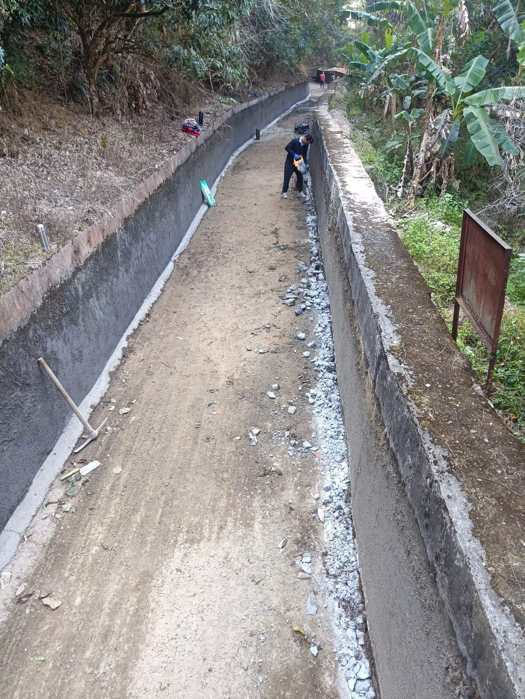 从化区清淤工作人员在良口镇良平村进行清淤工作.png